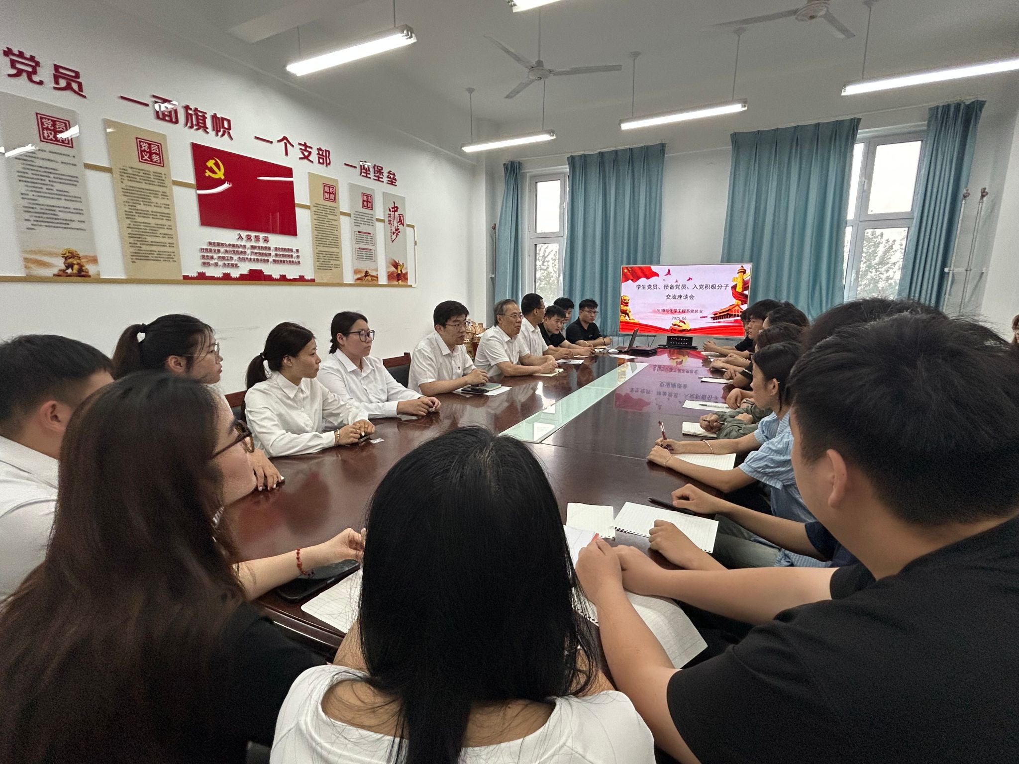 薪火相傳擔(dān)使命 經(jīng)驗(yàn)共享促成長——生物與化學(xué)工程系黨總支舉辦學(xué)生黨團(tuán)員交流座談會(huì)